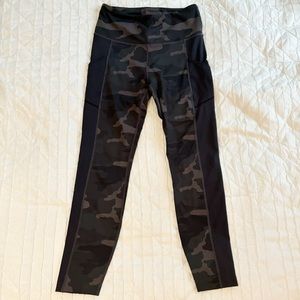 RVCA Black & Camo Leggings with Double Pockets and Design on Back Women’s Large